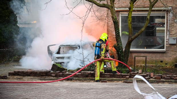 Auto in brand tegen sloopwoning in Heemskerk