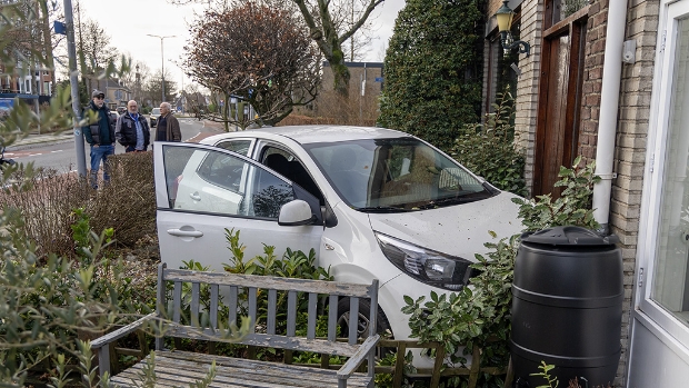 Beschonken bestuurder (51) rijdt auto door voortuin tegen woning aan in Heemskerk
